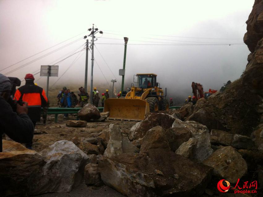 當日，武警交通二支隊官兵正全力清除中尼公路友誼隧道塌方體。