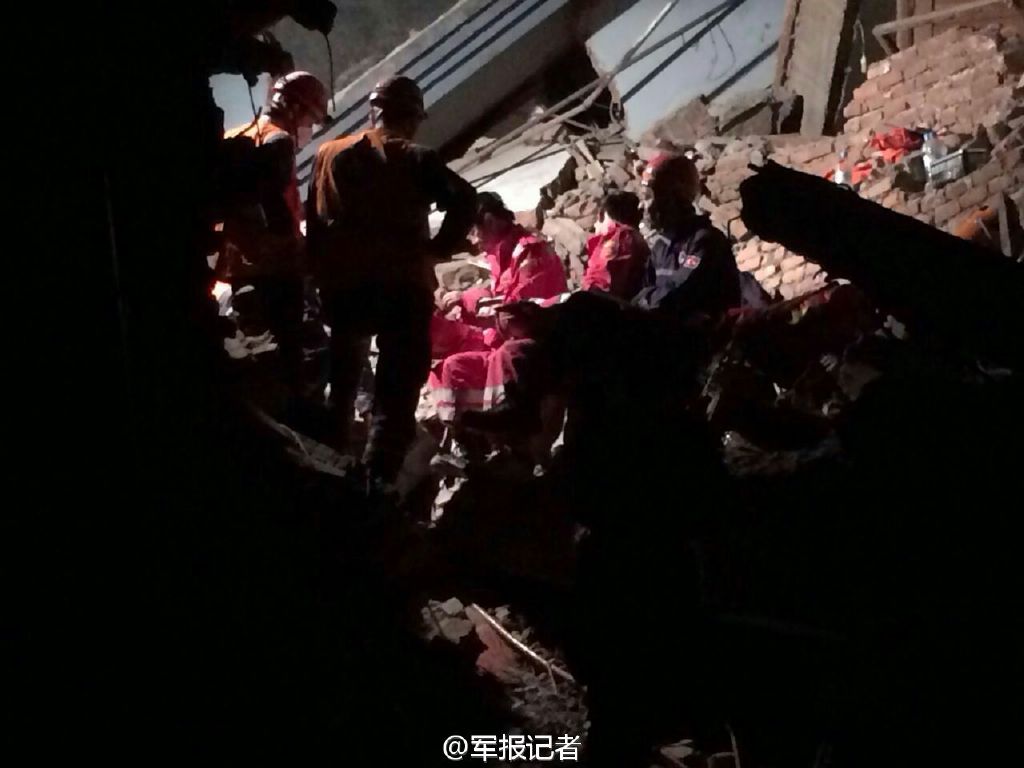 高清：中國國際救援隊救出被壓埋62小時尼泊爾青年