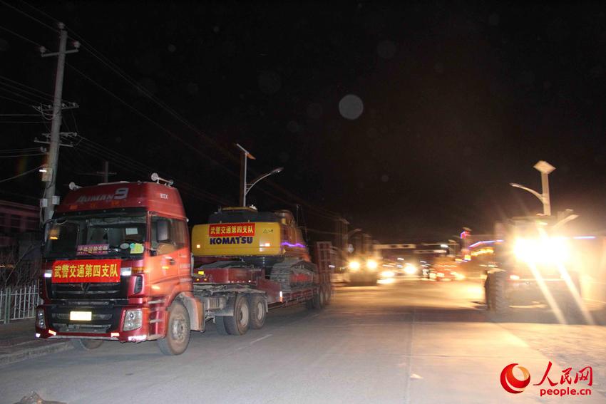 26日，武警交通第四支隊第三批救援分隊從阿裡出發前往震區。（劉海龍攝）