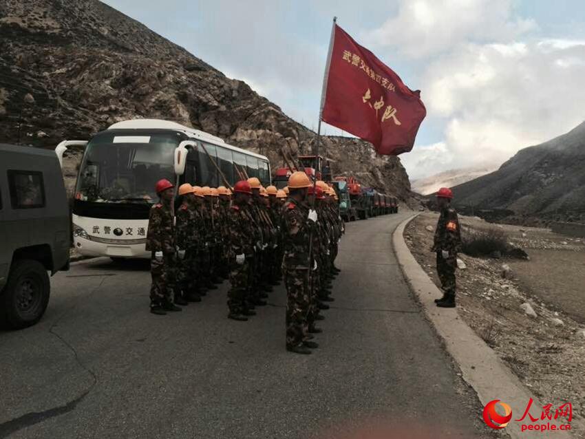 26日，武警交通四支隊官兵正在災區進行戰前動員。（劉偉攝）