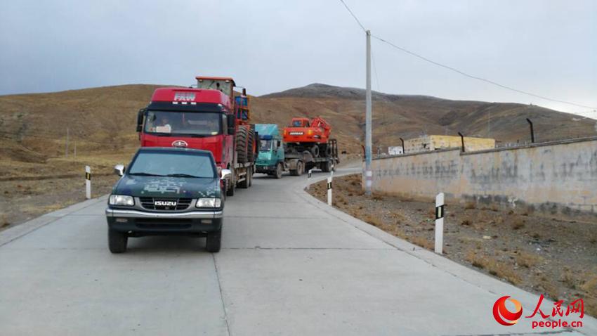26日下午，武警交通第四支隊第一批救援分隊從日喀則薩嘎縣出發前往震區。（劉偉攝）