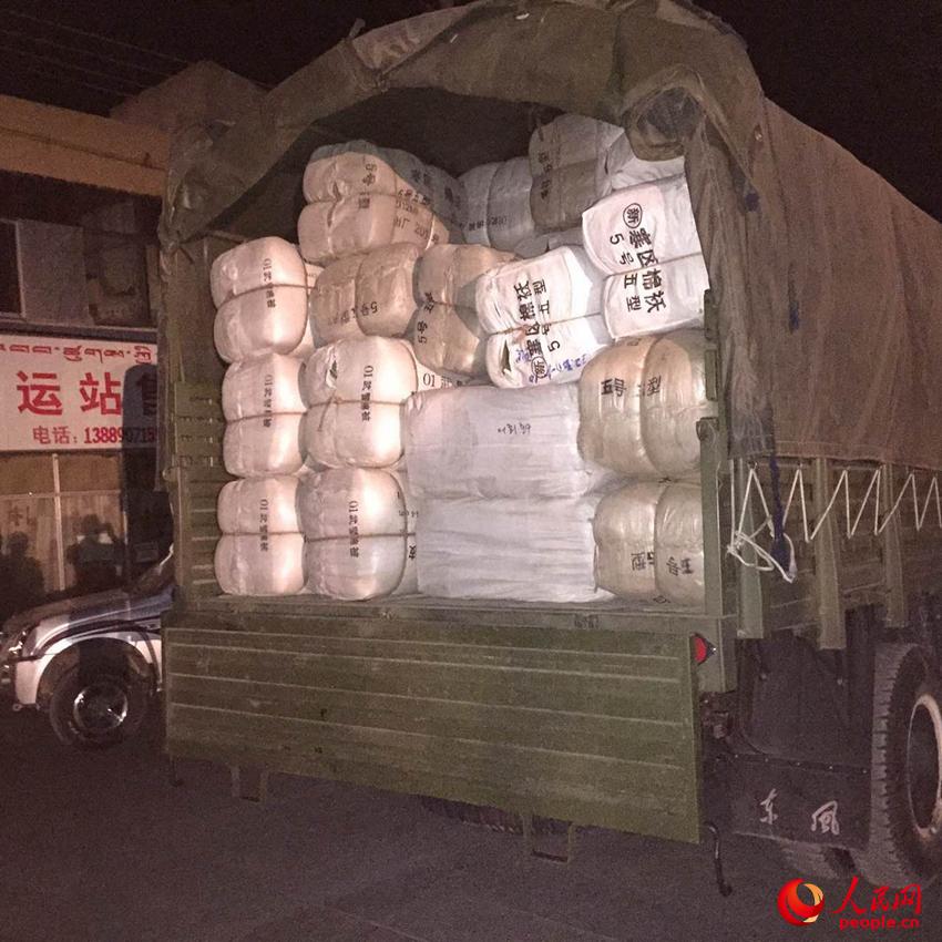 武警交通第四支隊滿載救援物資的車輛（劉雨苗攝）