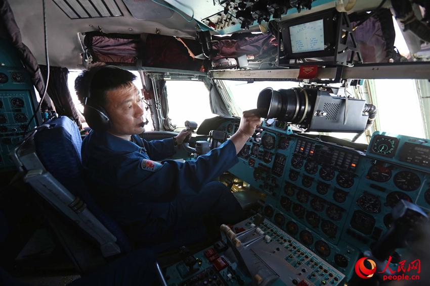 空軍航空兵某師副師長尚國彬,是多次帶隊執行境外飛行任務的指揮員和機長，今天再次帶隊執行此次救援首飛。劉應華 攝