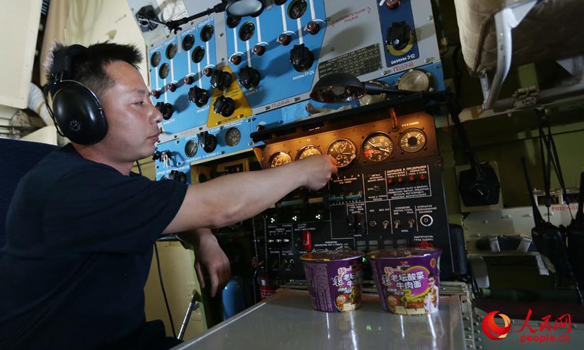 空中機械師郭豐也是多次擔負境外飛行任務的老機械師。劉應華 攝