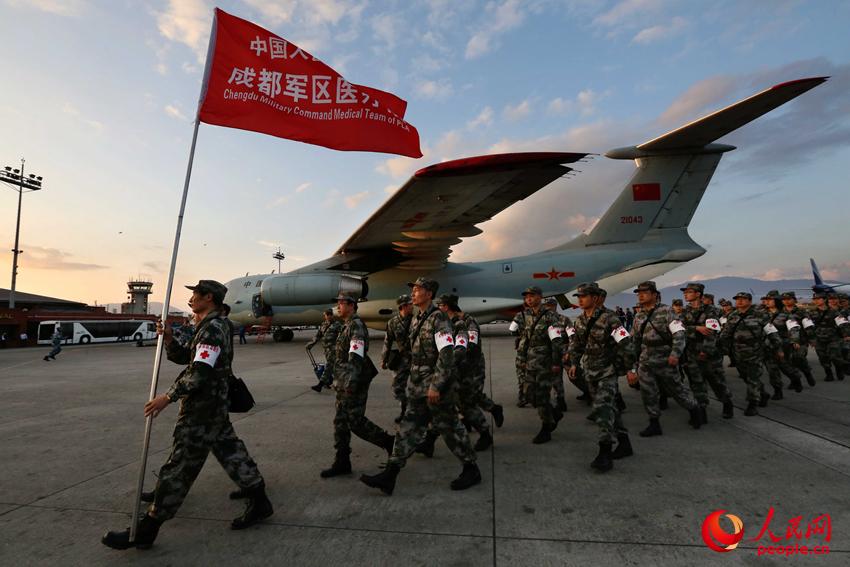 北京時間4月27日20時06分，中國空軍首架救援飛機安全抵達加德滿都機場。劉應華 攝