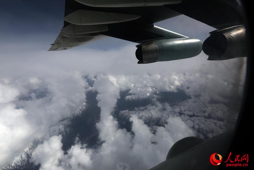 空軍救援飛機飛越喜馬拉雅山脈，直飛尼泊爾災區。劉應華 攝