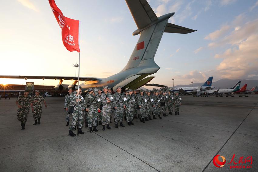 北京時間4月27日20時06分，中國空軍首架救援飛機安全抵達加德滿都機場。劉應華 攝