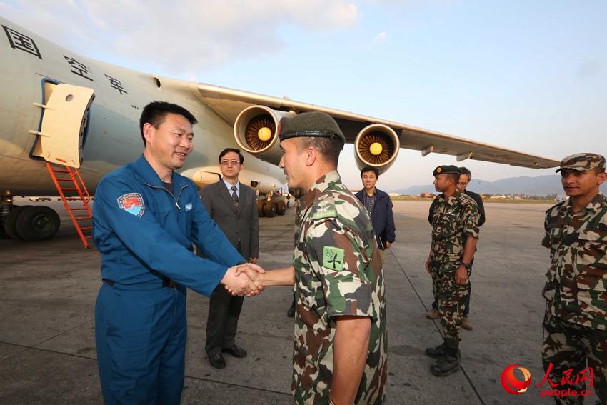 尼泊爾軍方代表在加德滿都機場迎接中國空軍飛行人員。劉應華 攝