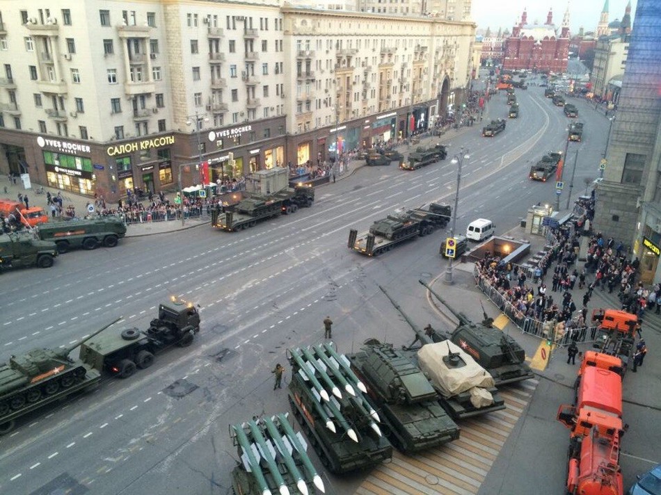高清：俄軍裝備開進莫斯科閱兵彩排