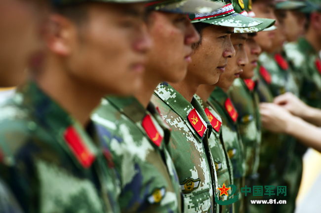 5月4日，武警廣東邊防總隊機動支隊的一支隊小分隊按規定換上新領章，警容嚴整。
