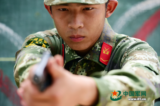 5月3日，武警廣東邊防總隊機動支隊訓練場上出現新景象,官兵迷彩作訓服的肩章“爬”到了衣領上。