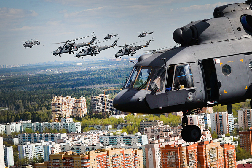米-8和卡-52直升機編隊飛行
