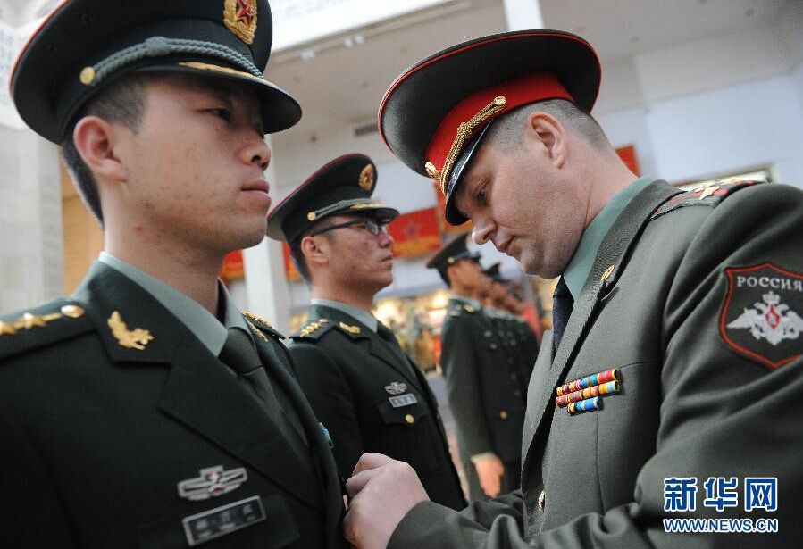 高清:俄國防部授予參加紅場閱兵的中國儀仗兵紀念勛章