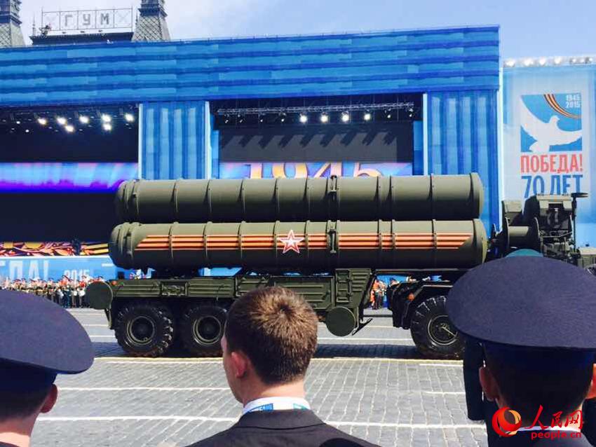 圖為俄羅斯新型S-400防空導彈發射車通過紅場。