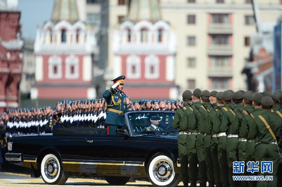 5月9日，在俄羅斯首都莫斯科紅場，俄羅斯國防部部長紹伊古檢閱方陣。