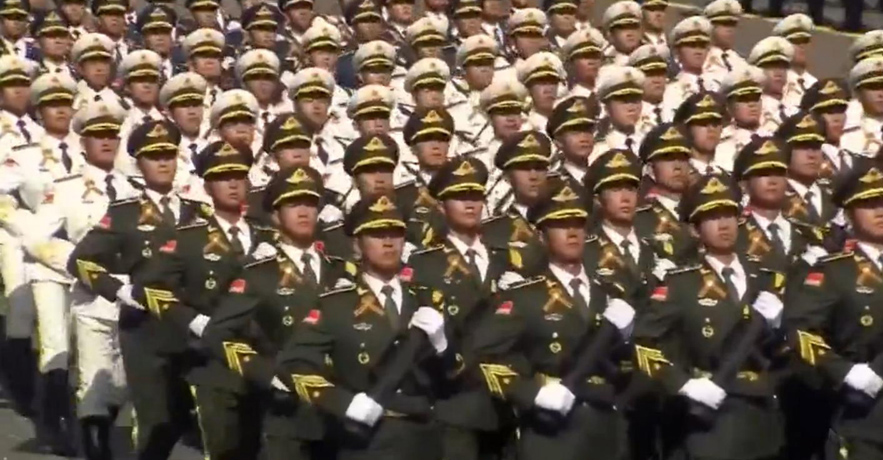 组图:中国三军仪仗队亮相俄阅兵式 着新式礼宾