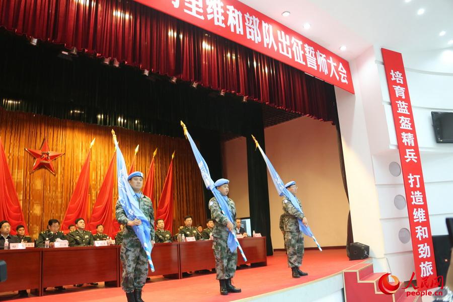 軍區首長給工兵、警衛、醫療三支分隊代表授旗。本報特約記者李祥輝攝