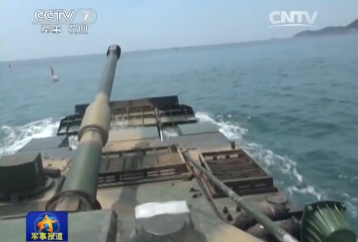 解放軍兩棲坦克在海上6級大浪條件下開上登陸艦(圖)【5】