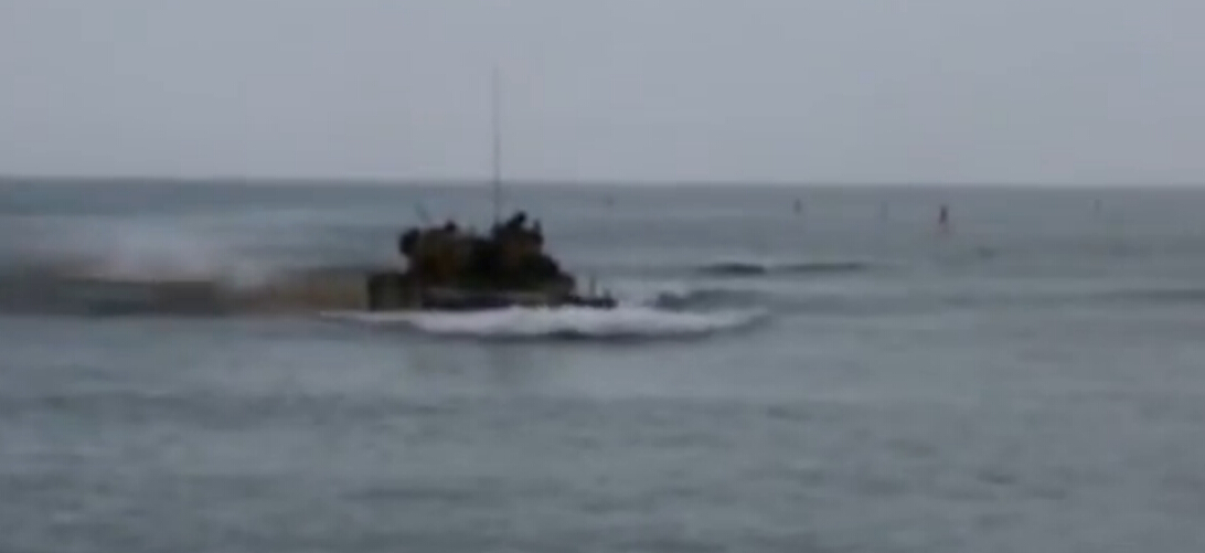 解放軍兩棲坦克在海上6級大浪條件下開上登陸艦(圖)【12】