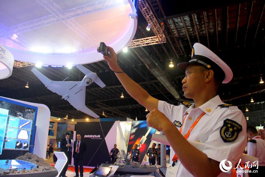 玉林艦雷達技師李光鋒對參展的新型艦載無人機十分關注。