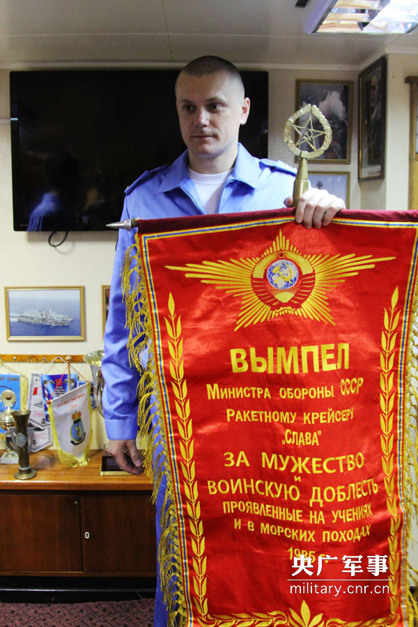 莫斯科艦副艦長在艦史室為記者展示最早的艦旗