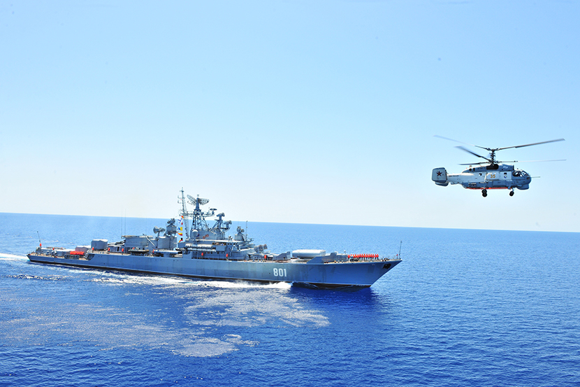 5月19日，中俄“海上聯合-2015（I）”軍事演習進入海上補給演練階段，俄直升機進行空中警戒。