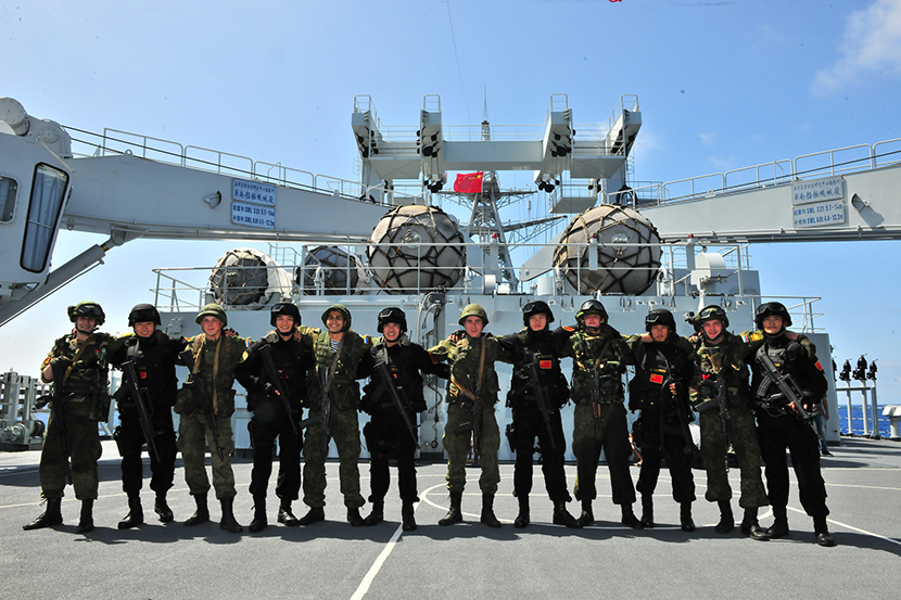 5月20日，中俄“海上聯合-2015（I）”軍事演習進入保証航運安全聯合行動演練階段，中俄雙方特戰隊員合影