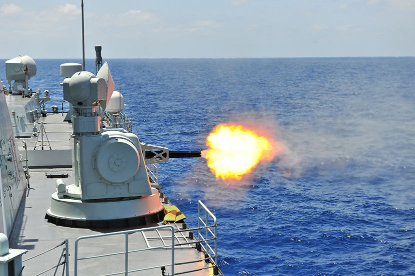 5月21日，中俄“海上聯合-2015（I）”軍事演習進入對海上和空中目標進行火炮射擊、實射深水炸彈階段，中國海軍導彈護衛艦臨沂艦副炮實彈射擊。