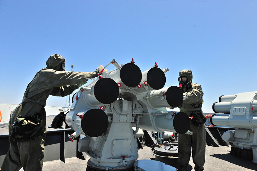 5月18日，中俄“海上聯合-2015（I）”軍事演習進入聯合海上防御演練階段，官兵在防核生化武器演練中進行洗消作業。