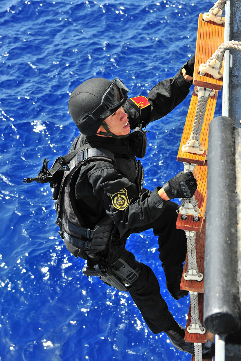 5月20日，中俄“海上聯合-2015（I）”軍事演習進入保証航運安全聯合行動演練階段，中方特戰隊員通過軟梯攀爬至被”海盜“劫持船隻。
