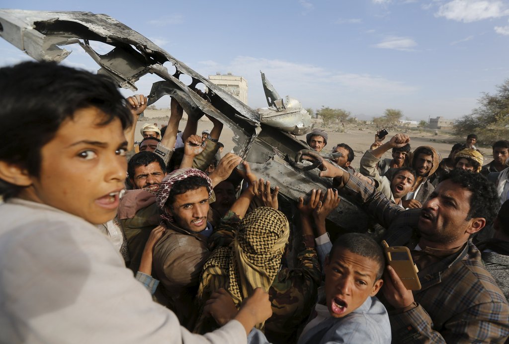 高清:也门胡塞武装击落一架沙特战斗机