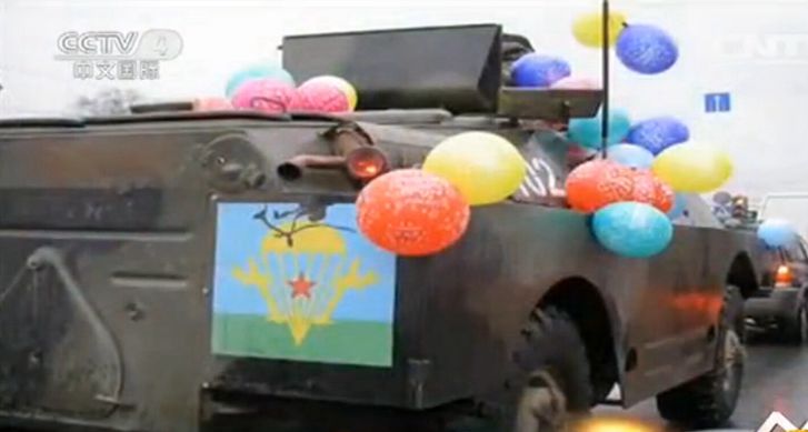 組圖:莫斯科結婚新玩法 裝甲車變“婚車”【3】