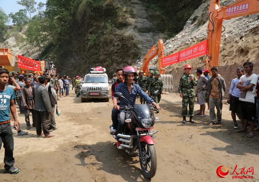 中國武警交通救援大隊5月8日搶通尼泊爾境內中尼公路后當地車輛恢復通行。涂敦法攝影