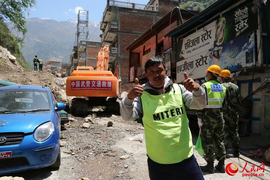 中國武警交通救援大隊在尼泊爾搶通道路受到當地民眾熱烈歡迎。涂敦法攝影