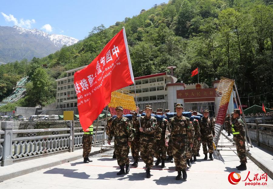 5月3日，中國武警交通救援大隊通過樟木口岸友誼大橋赴尼泊爾執行地震救援任務。涂敦法攝影
