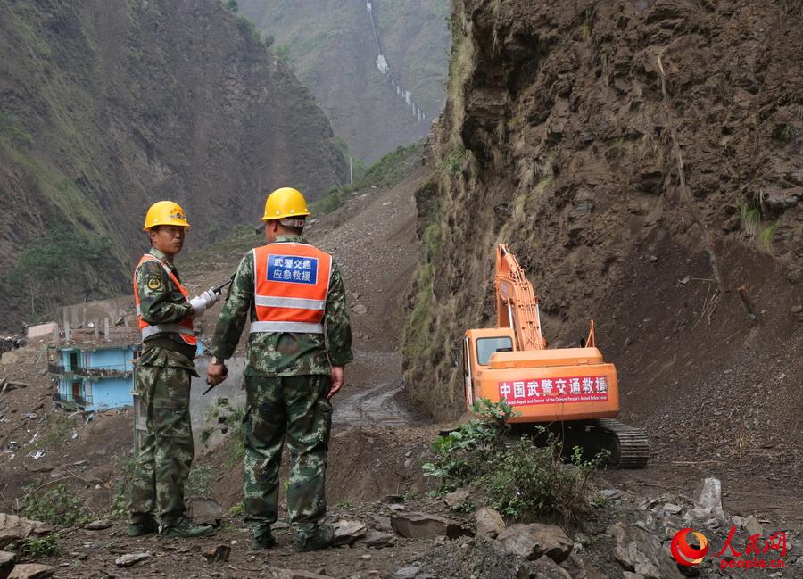 中國武警交通救援大隊官兵正在尼泊爾搶通地震損毀路段。涂敦法攝影