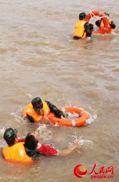 武警涼山森林支隊官兵在安寧河進行抗洪搶險演練。