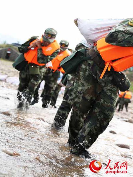 官兵在安寧河進行抗洪搶險演練。