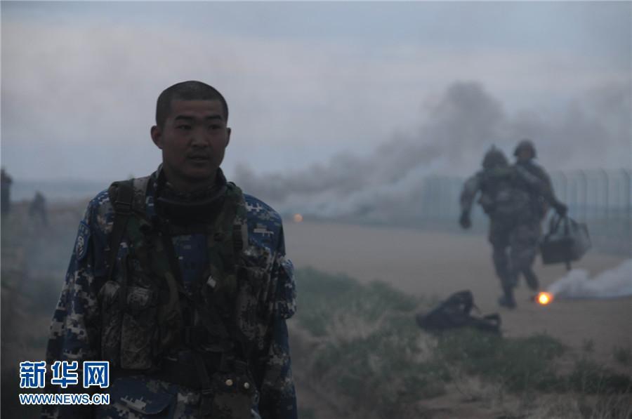 一名“陣亡”的“藍軍”士兵正在退出戰場，他的身后，是正在進攻的“紅軍”。 新華社記者黎雲攝