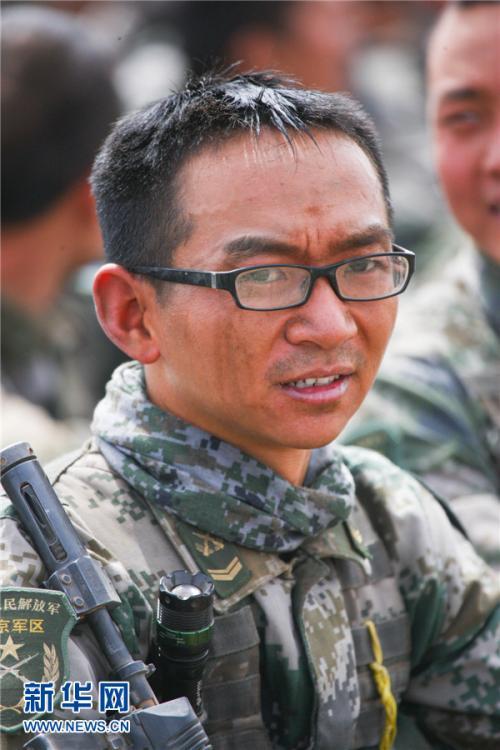 一名戴眼鏡的上士代理排長，他是營裡研究戰法對抗的骨干。王佳寅攝