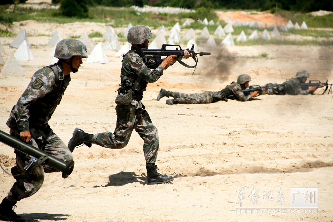 高清:解放軍兩棲戰車群訓練越障 戰士配槍亮眼【3】