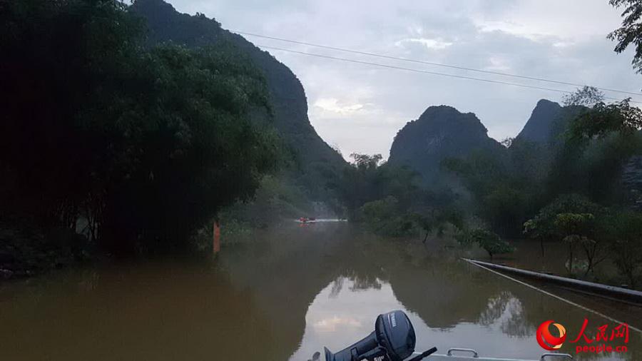 广西南宁乡村暴雨造成内涝 武警救援被困群众