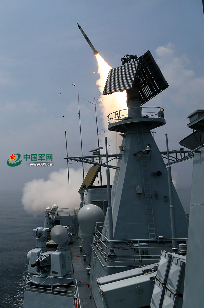 新型驅逐艦防空導彈發射。