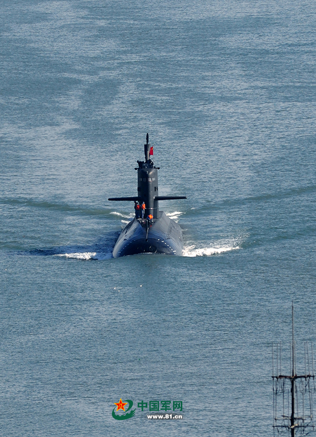 參演潛艇向待機海域航渡。