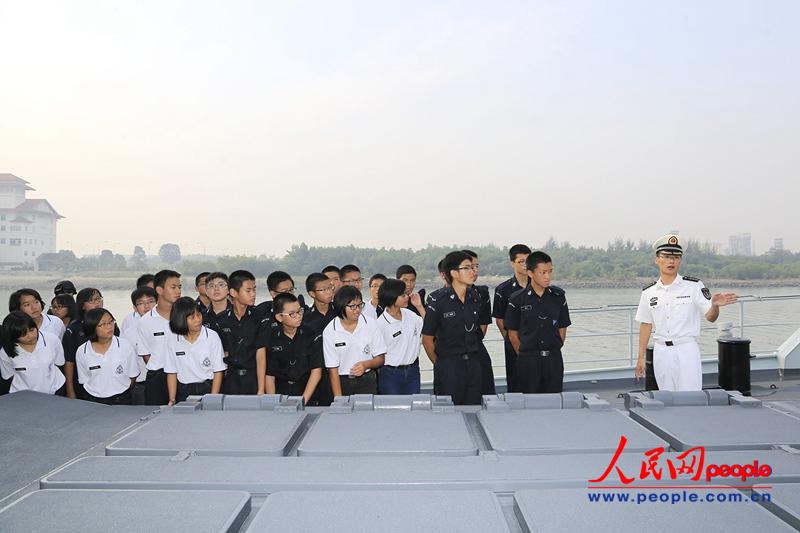 馬海軍官兵代表和當地華人華僑參觀臨沂艦。熊利兵攝