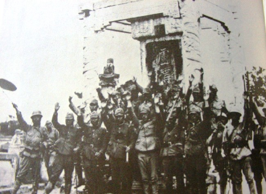 資料圖：侵華日軍在“盧溝曉月”碑前慶祝勝利。