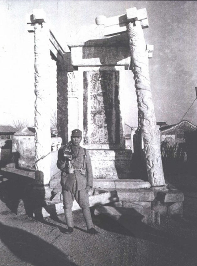 資料圖：1945年，中國軍人站立在盧溝曉月石碑前。