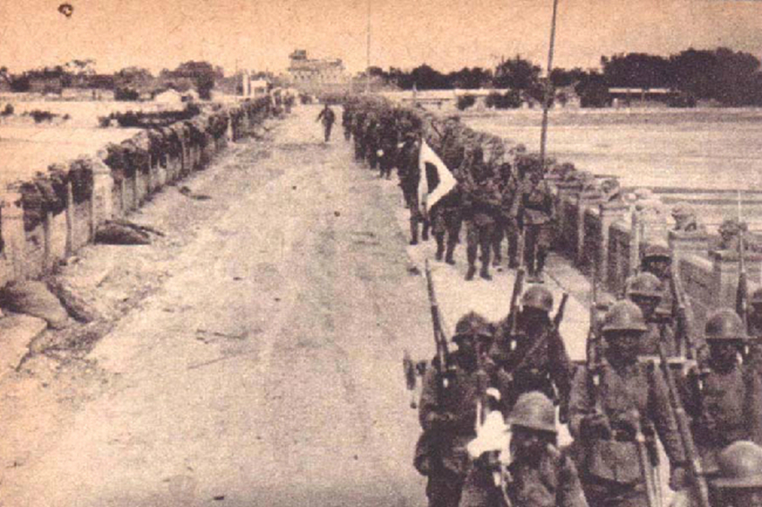 資料圖：中國軍隊撤退后，日軍通過盧溝橋。
