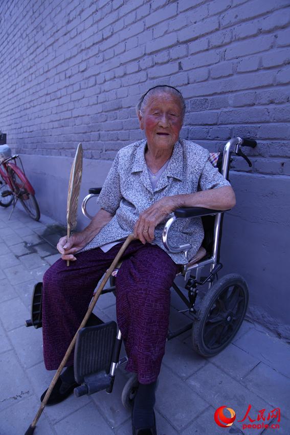 家住宛平城的95歲老太太嚴貴如。邱越攝