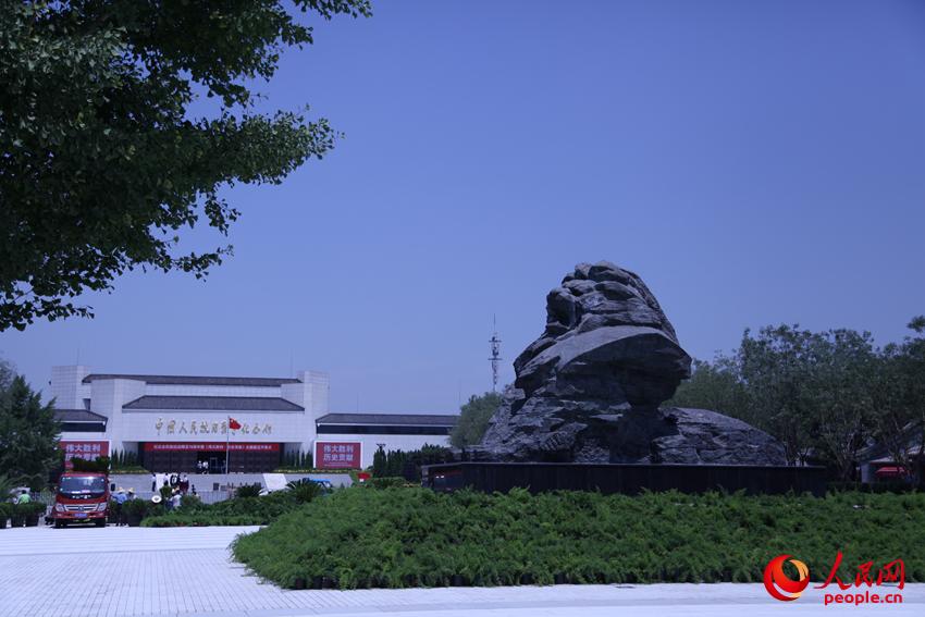 中國人民抗戰勝利紀念館，以及紀念館門前的“醒獅”。邱越攝
